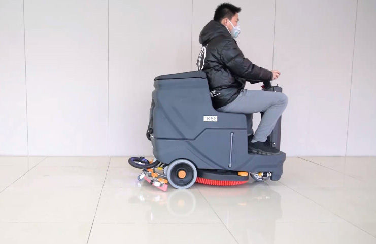 駕駛式洗地機